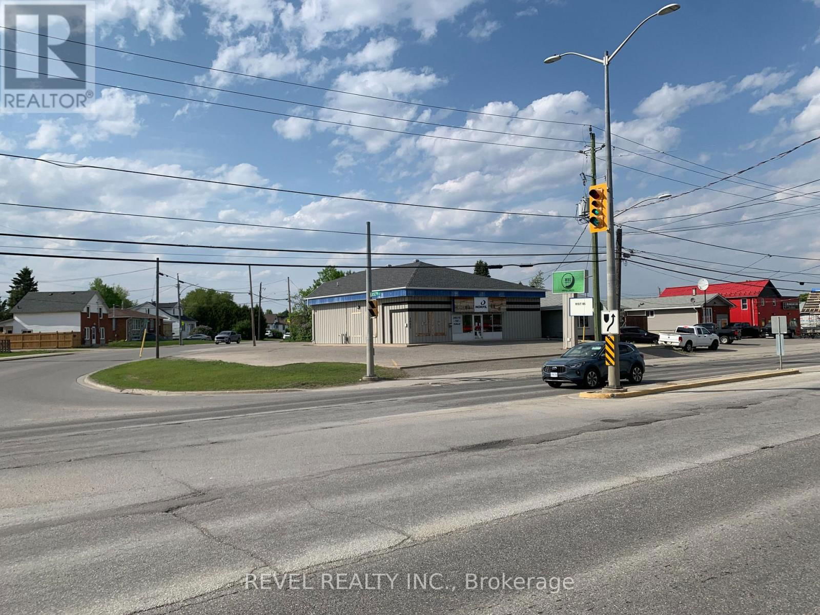 1052 RIVERSIDE DRIVE Image 15