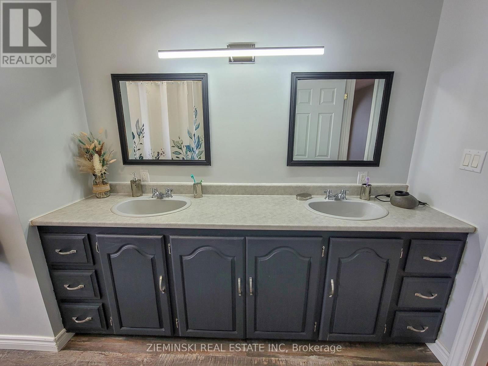 677 VICTORIA ROAD Image 16