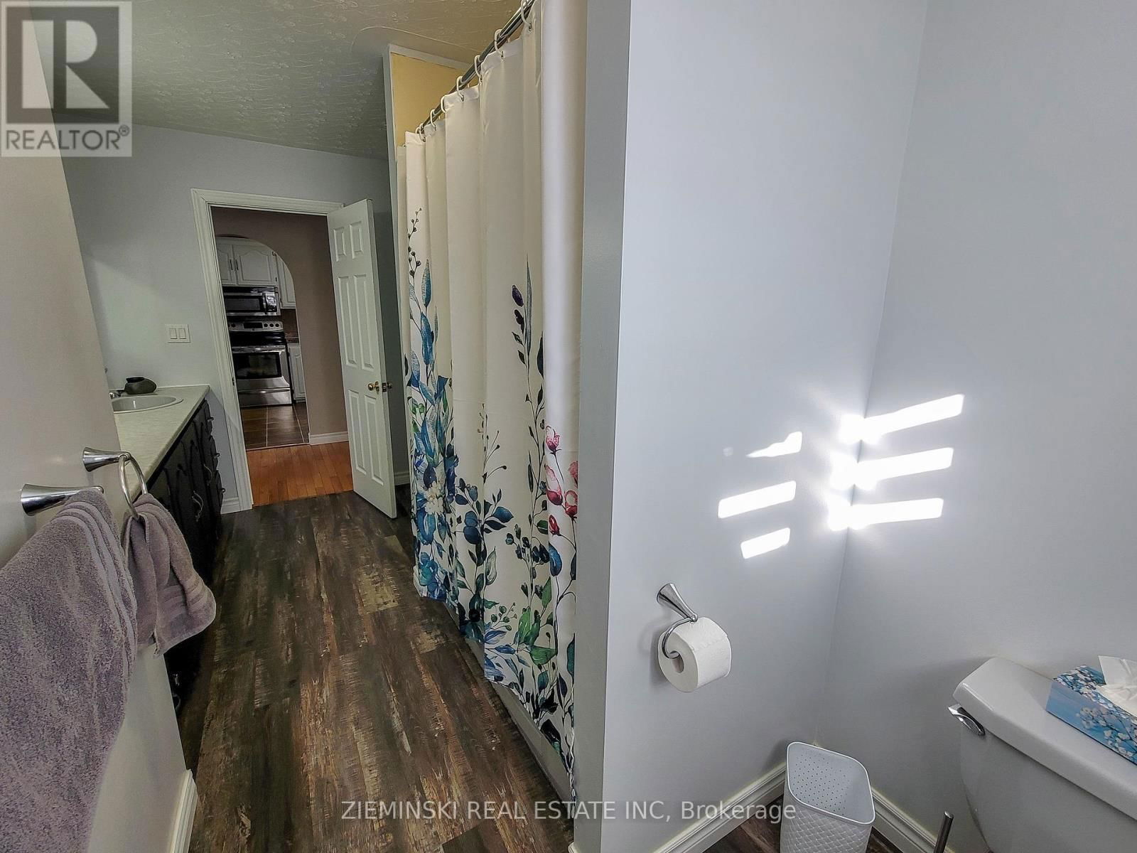 677 VICTORIA ROAD Image 17