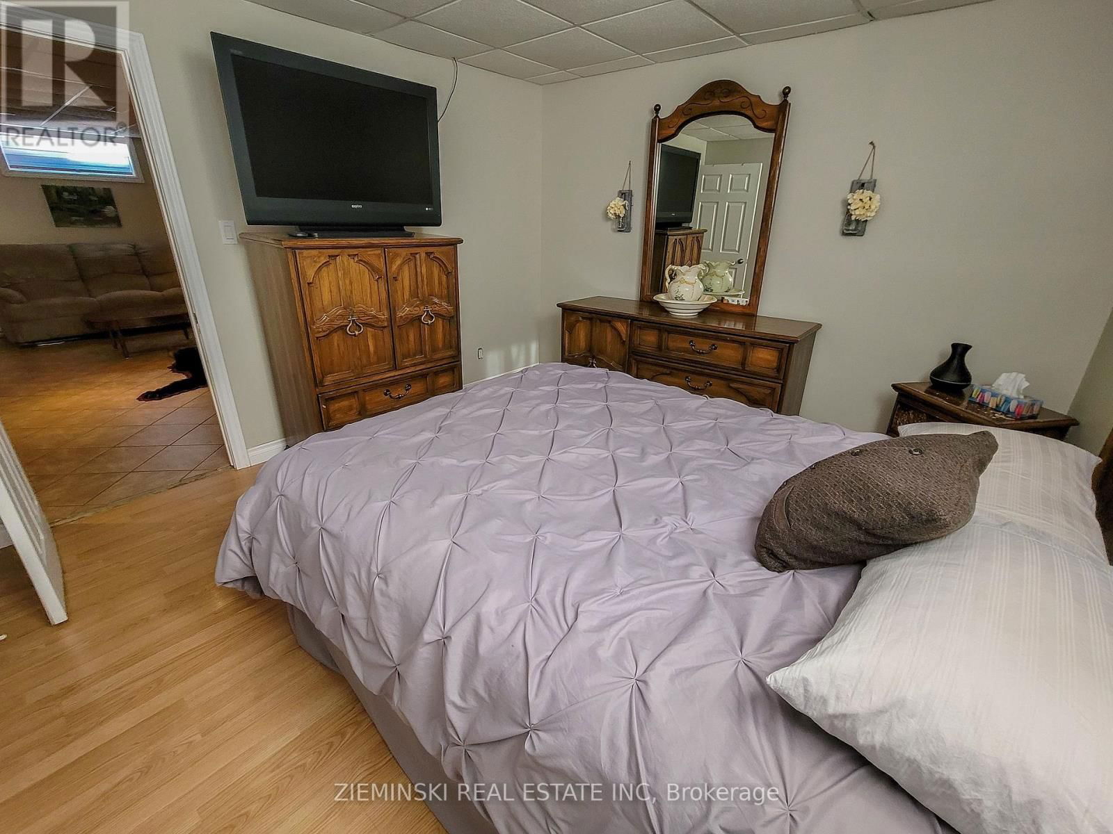 677 VICTORIA ROAD Image 24