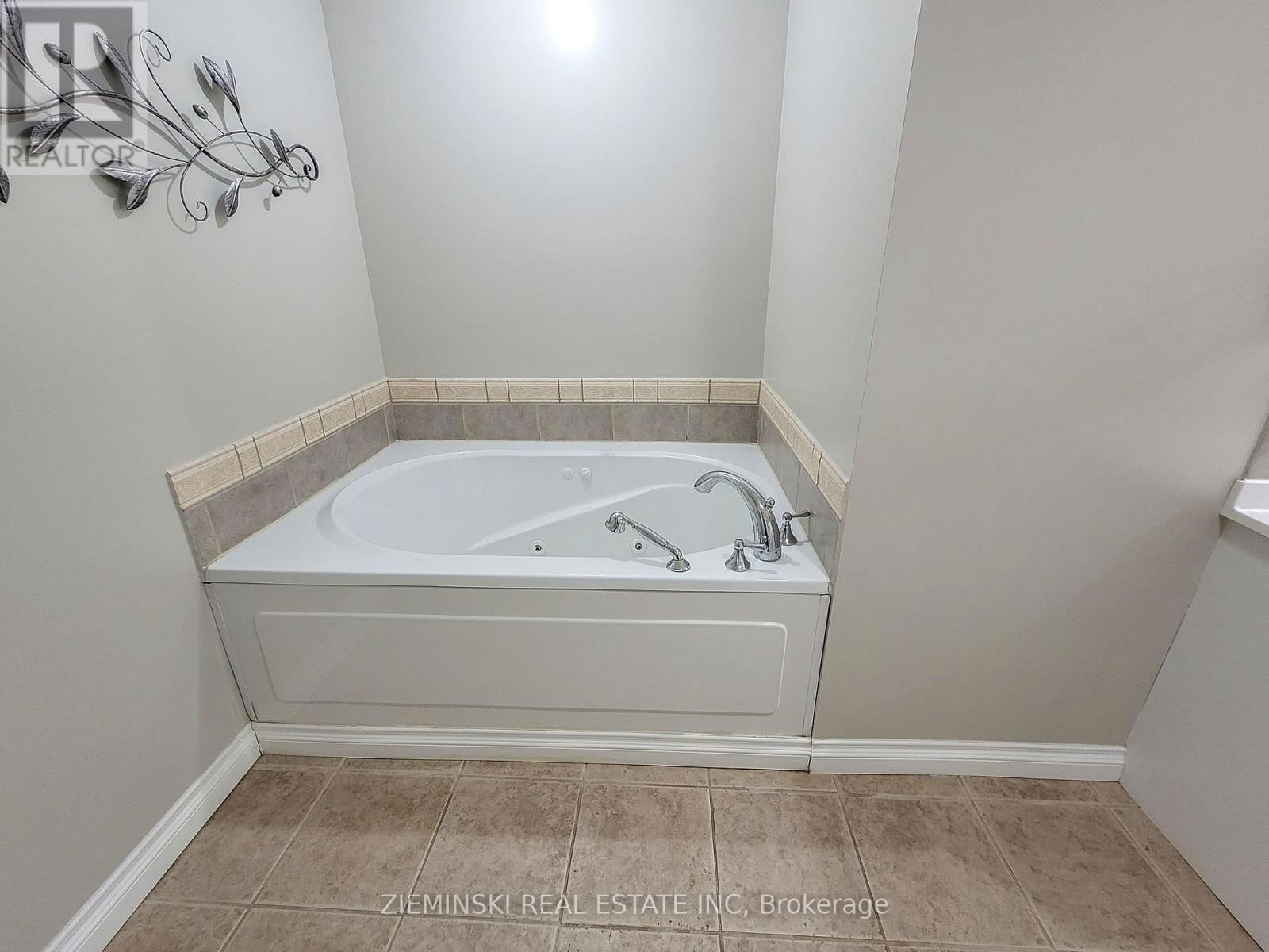 677 VICTORIA ROAD Image 28