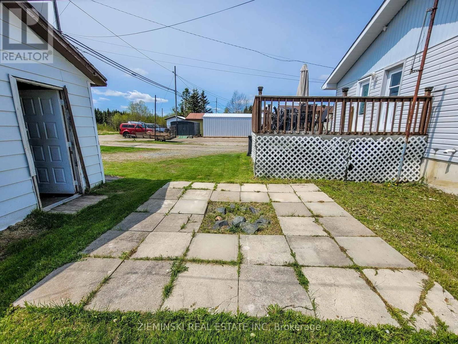 677 VICTORIA ROAD Image 31