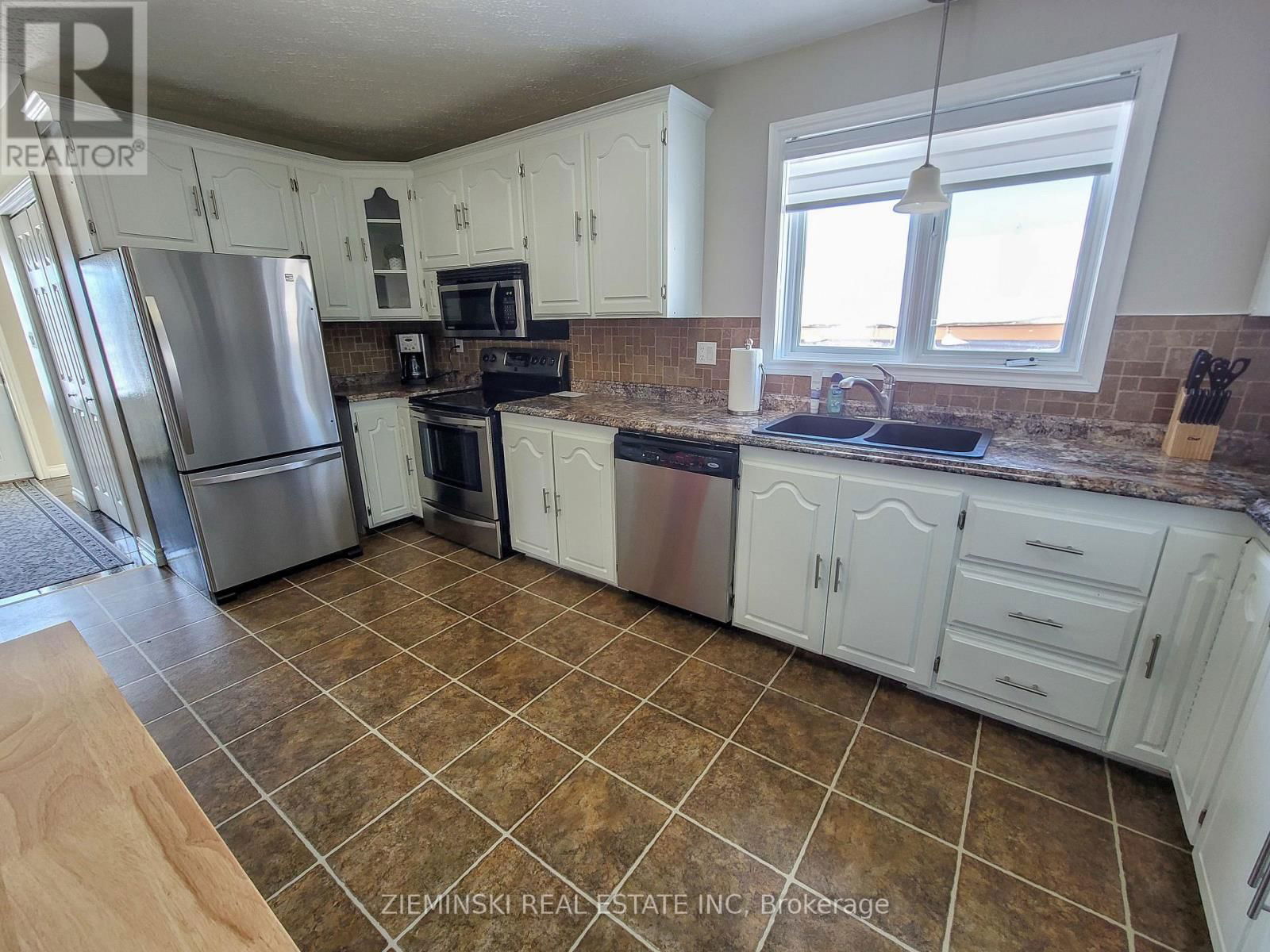 677 VICTORIA ROAD Image 6
