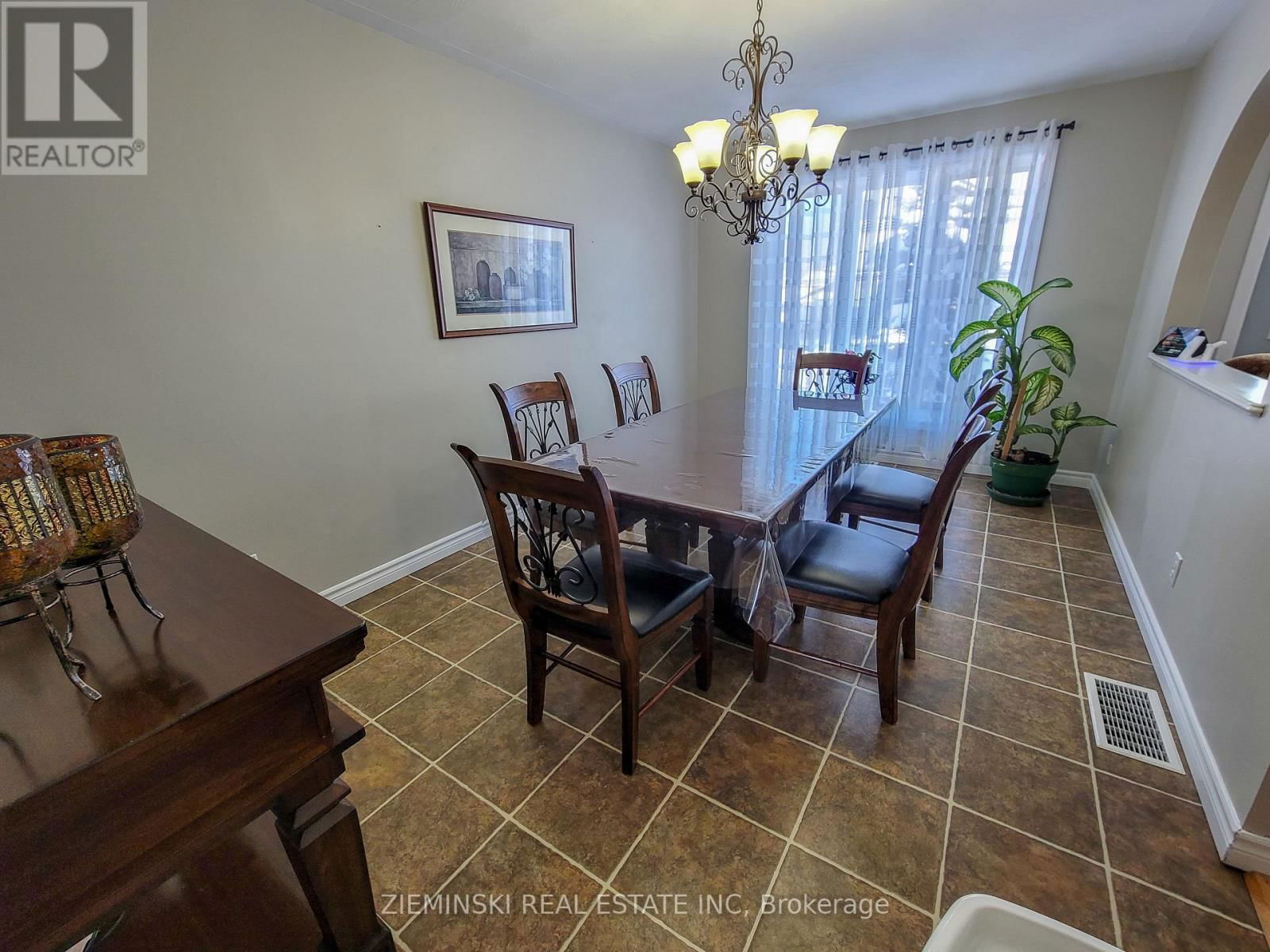 677 VICTORIA ROAD Image 7
