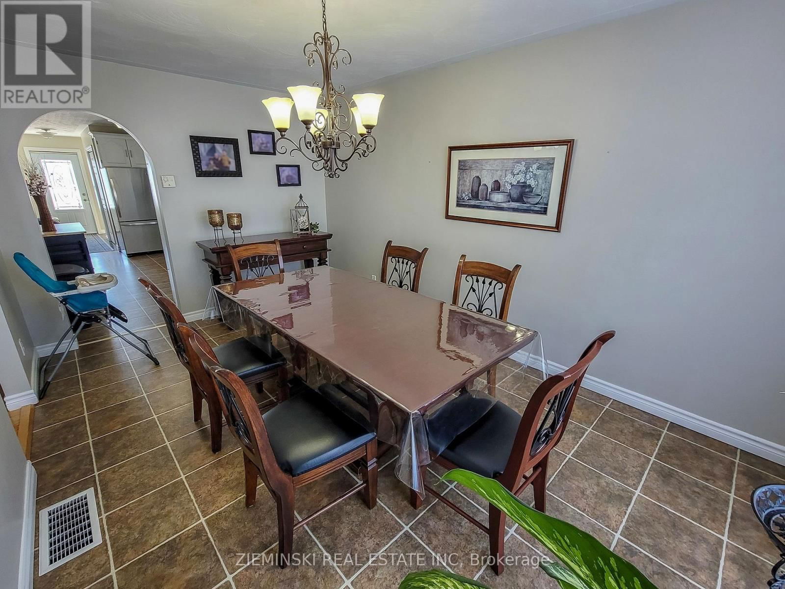 677 VICTORIA ROAD Image 8