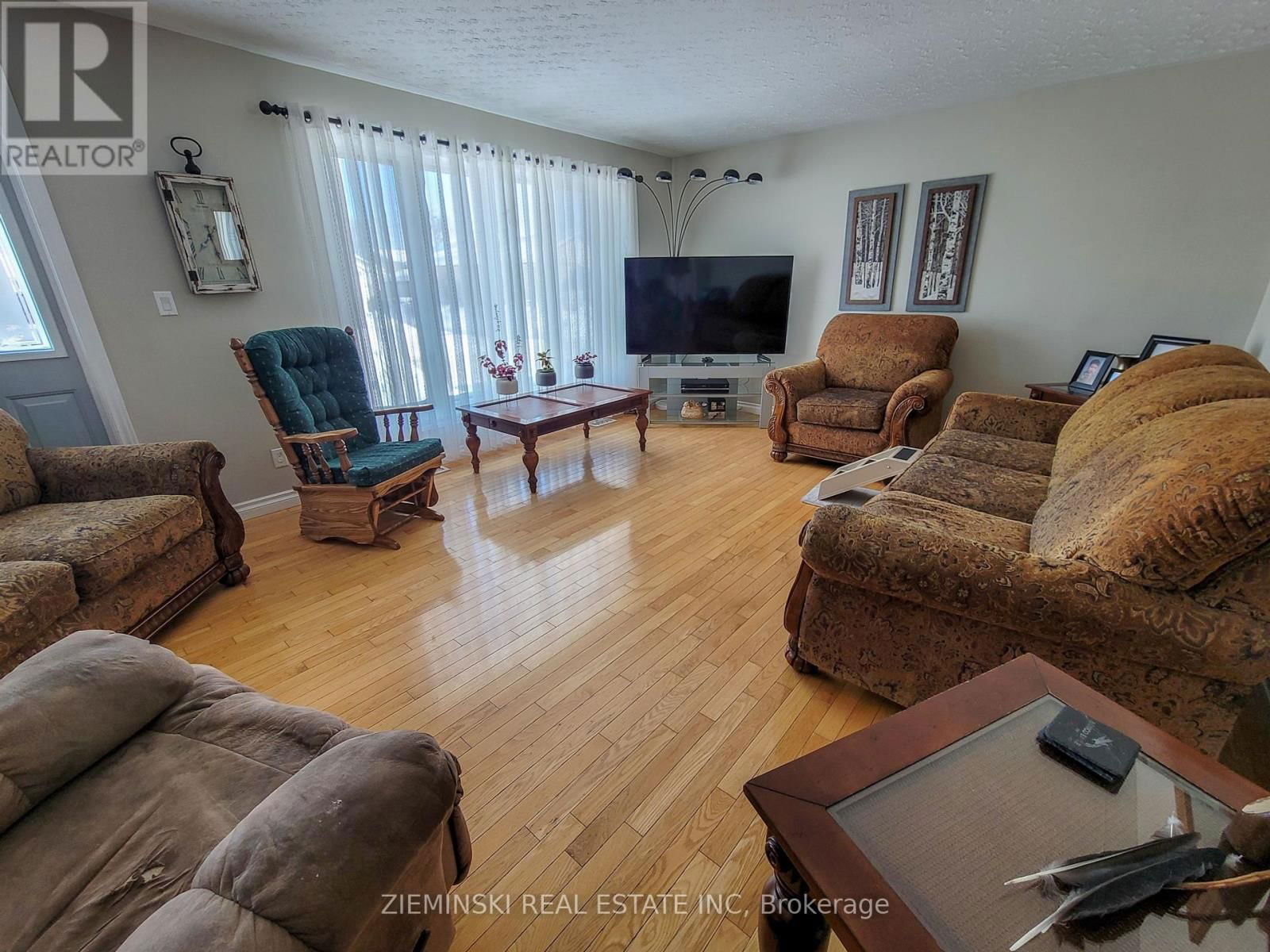 677 VICTORIA ROAD Image 9
