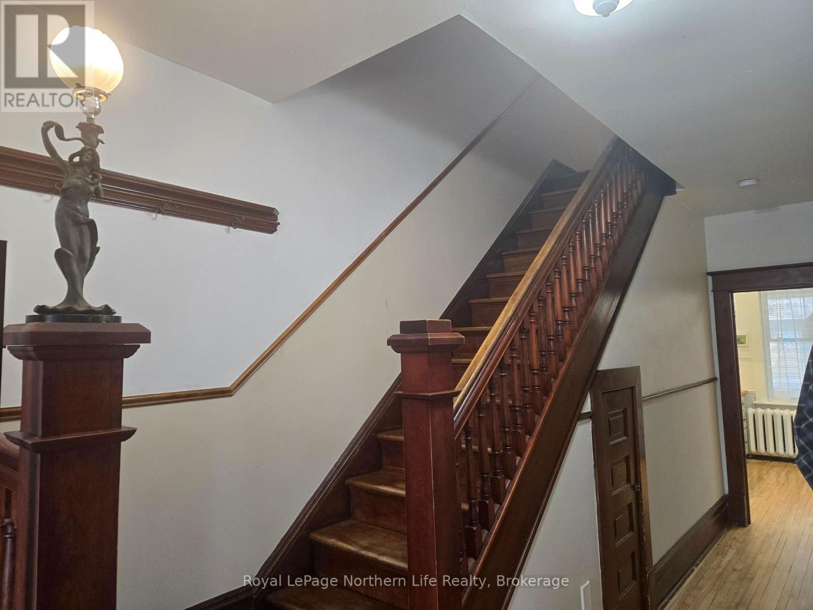 211 FARAH AVENUE Image 10