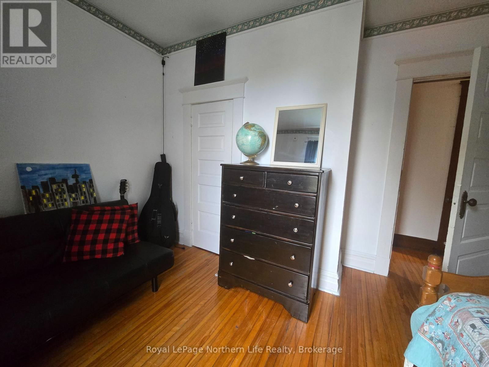211 FARAH AVENUE Image 27