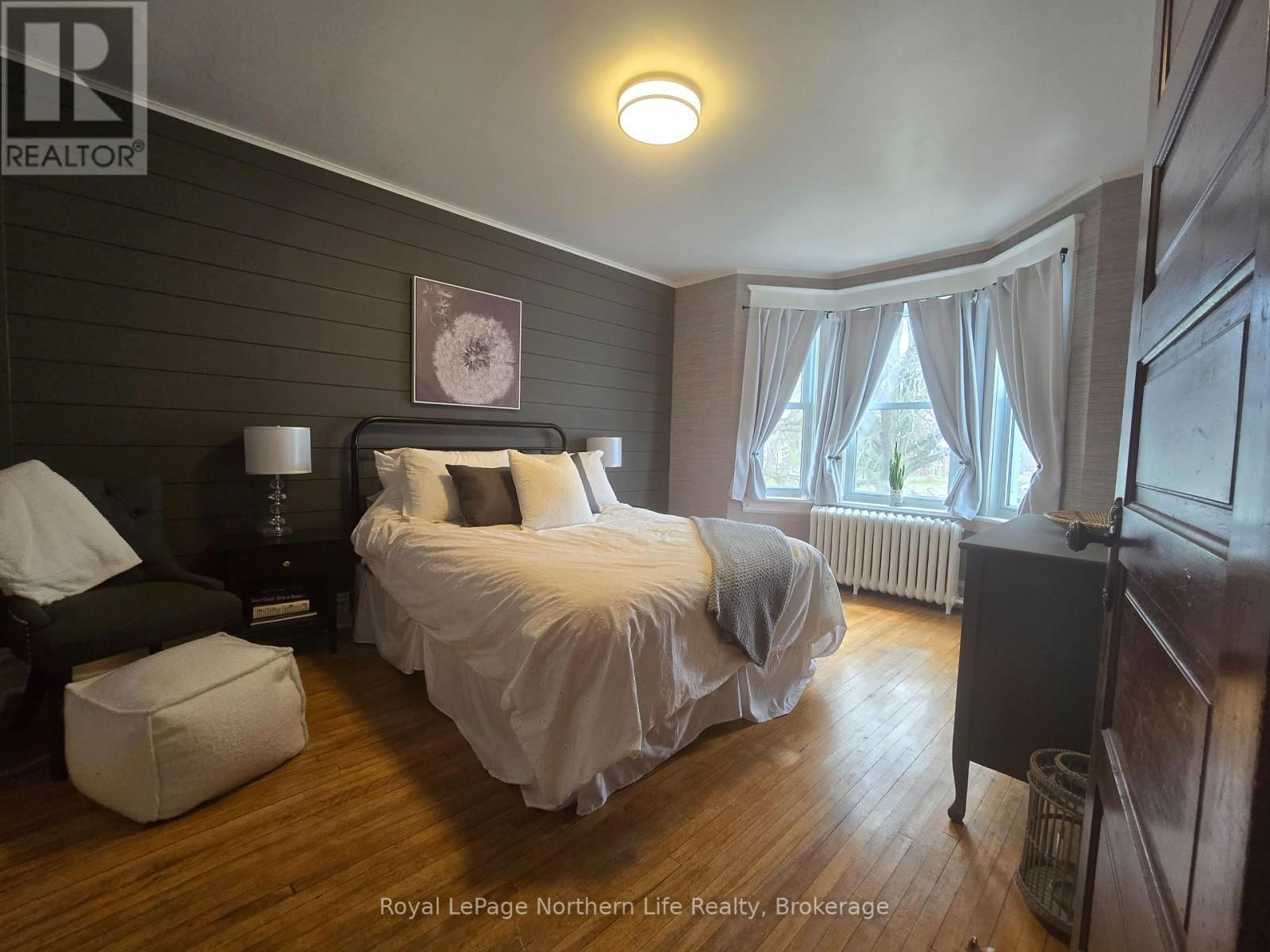 211 FARAH AVENUE Image 32