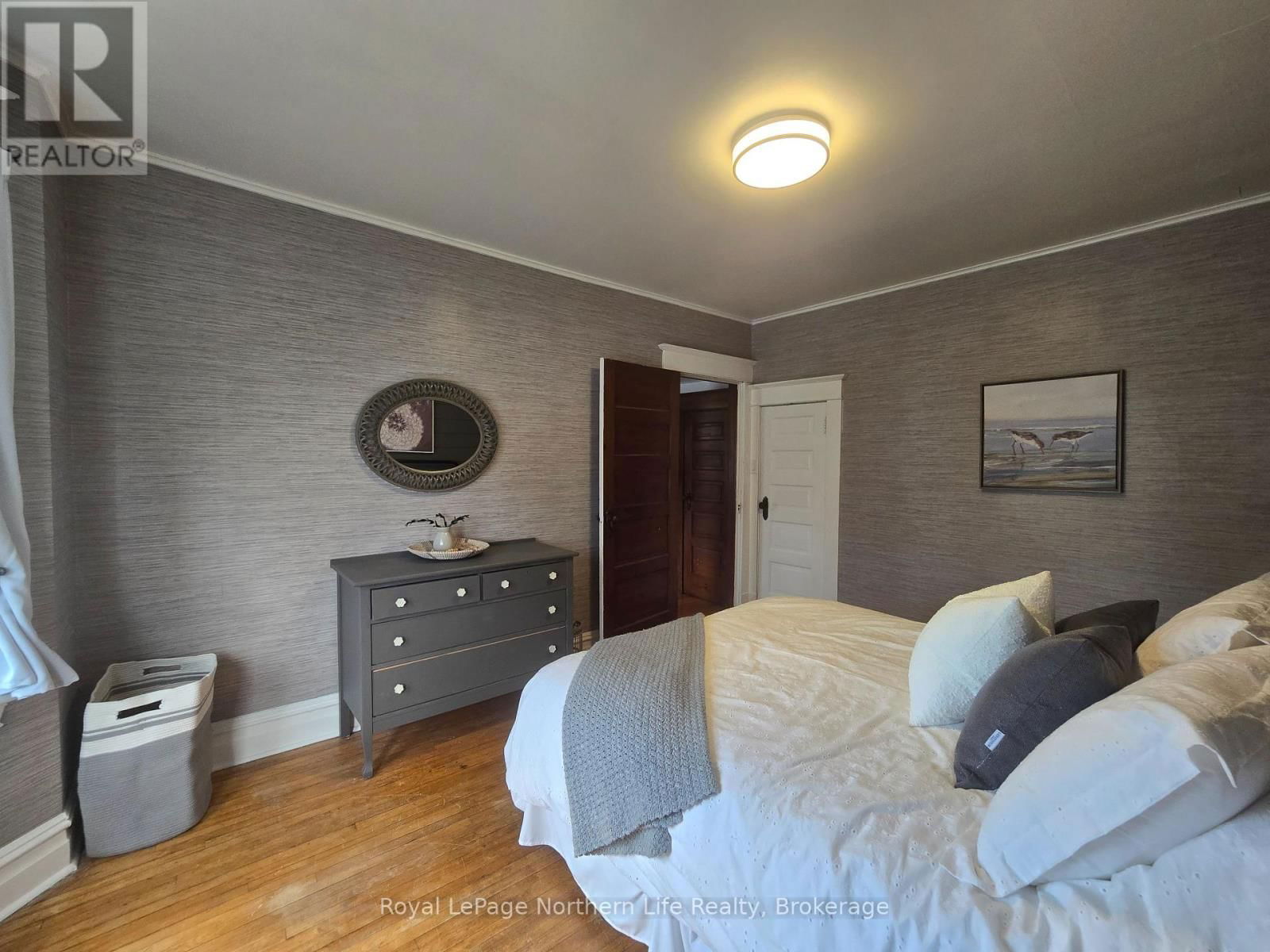 211 FARAH AVENUE Image 33