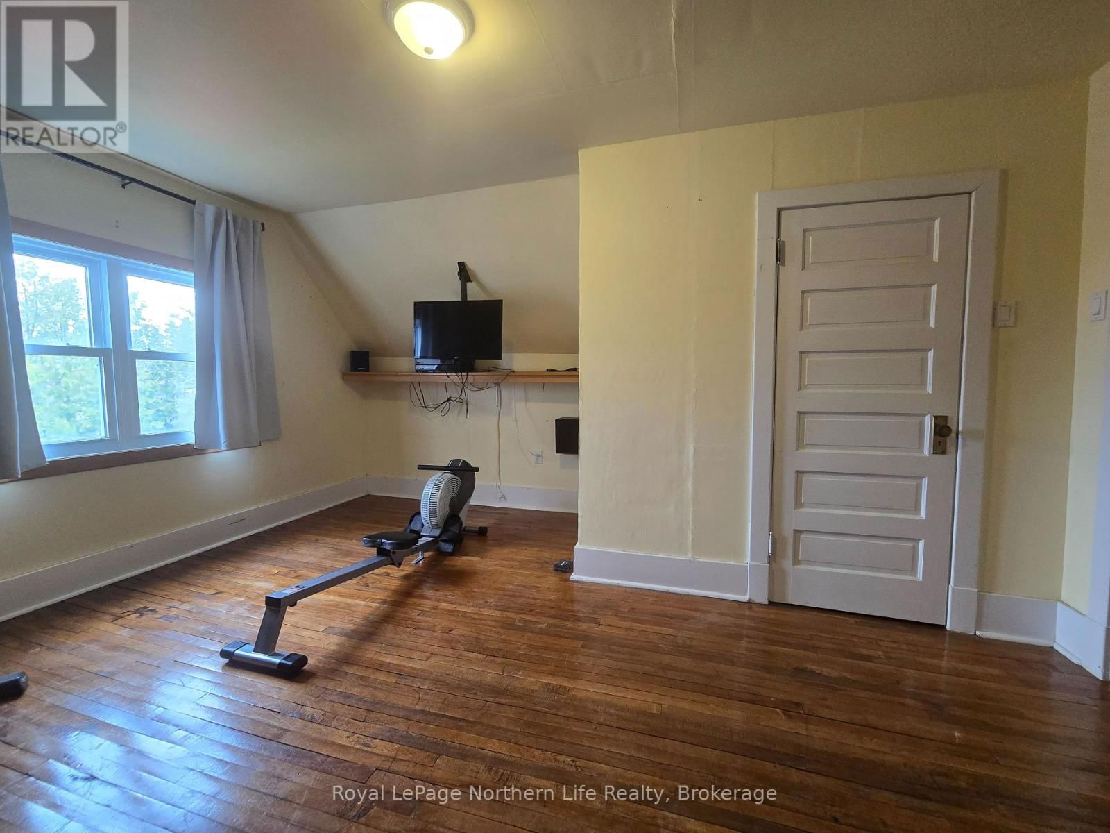 211 FARAH AVENUE Image 35