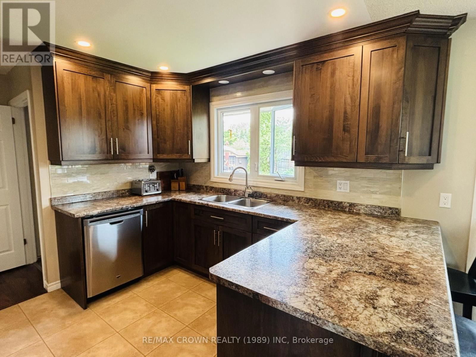 52 HELLEN AVENUE Image 10