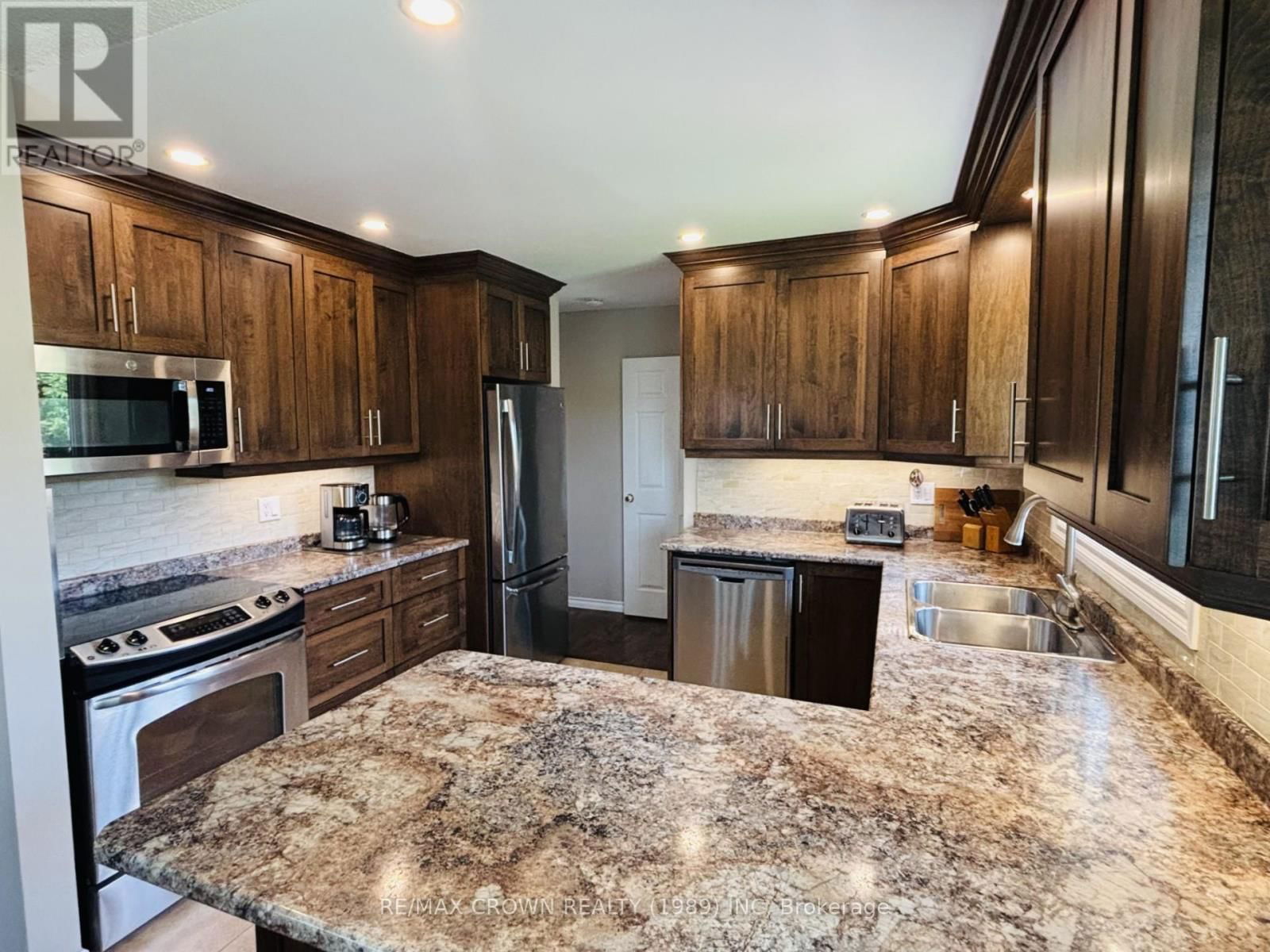 52 HELLEN AVENUE Image 11