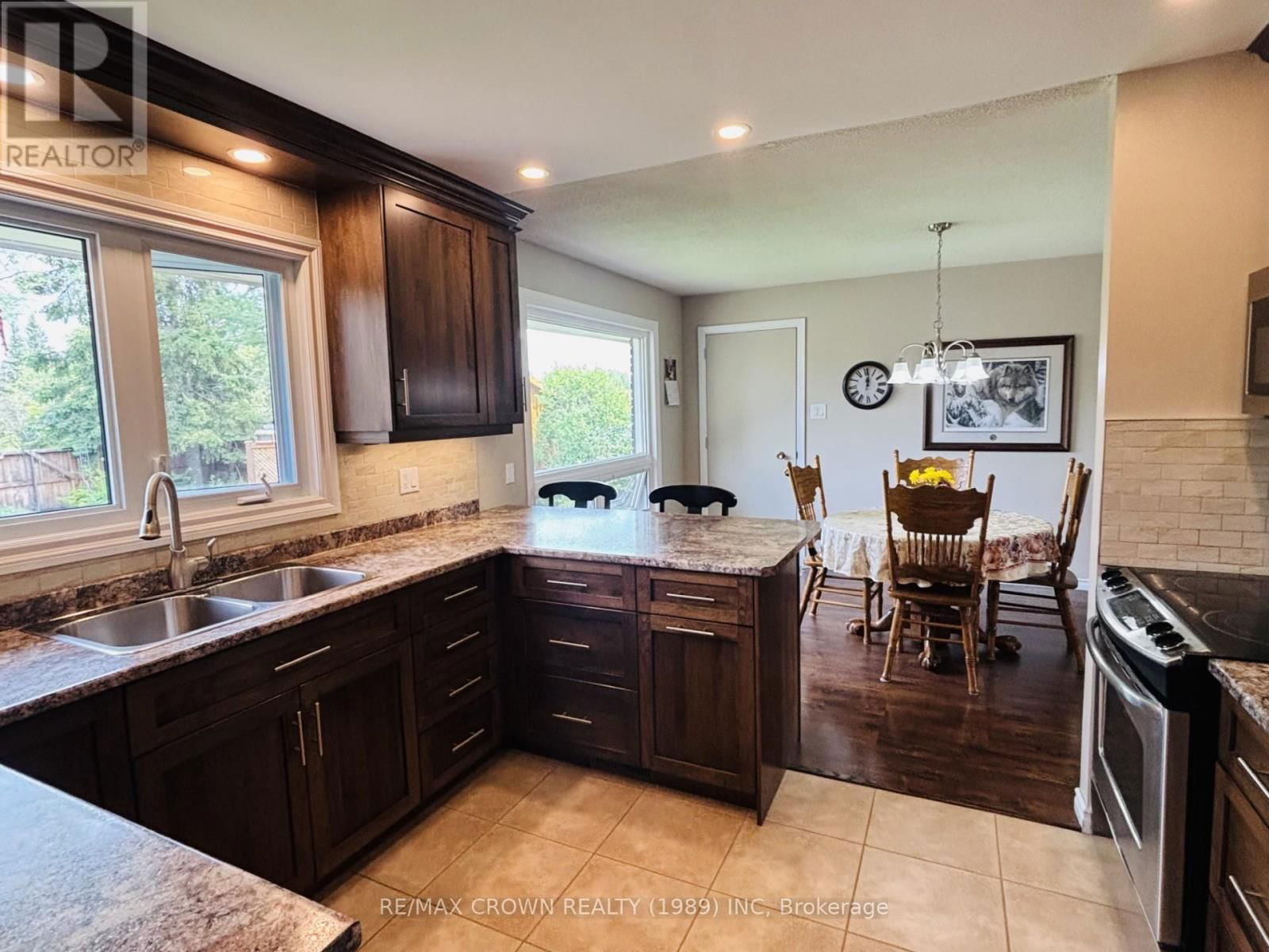 52 HELLEN AVENUE Image 12