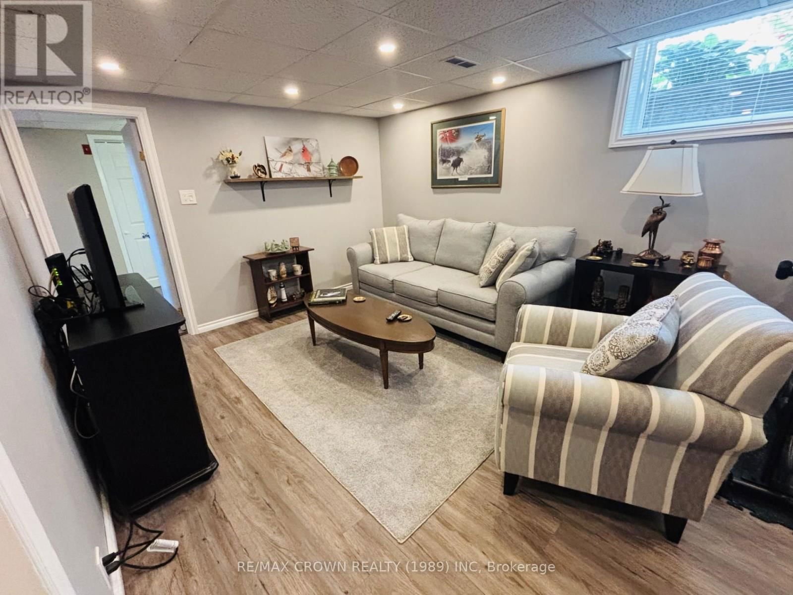 52 HELLEN AVENUE Image 24