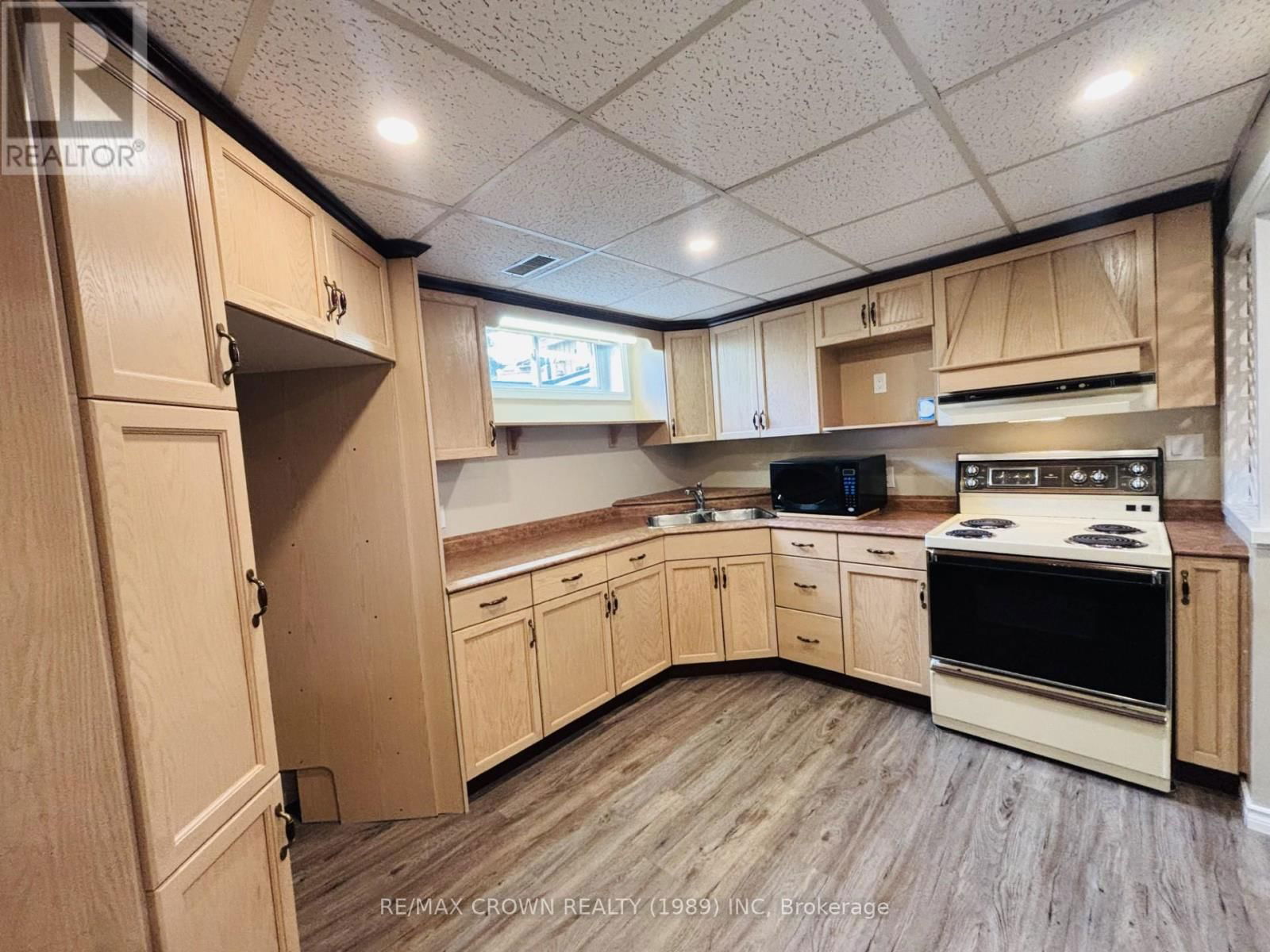 52 HELLEN AVENUE Image 34