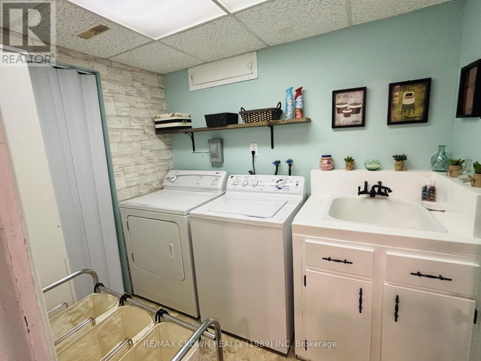 52 HELLEN AVENUE Image 35