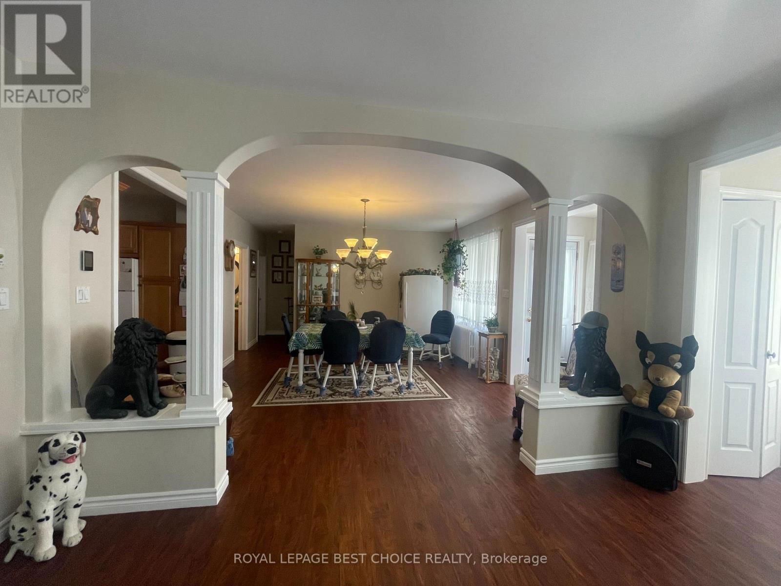 8 DIXON AVENUE Image 12