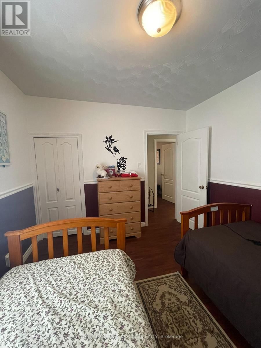 8 DIXON AVENUE Image 20