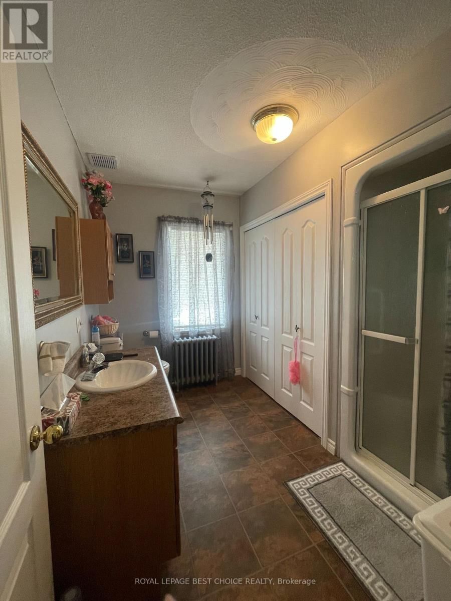 8 DIXON AVENUE Image 24