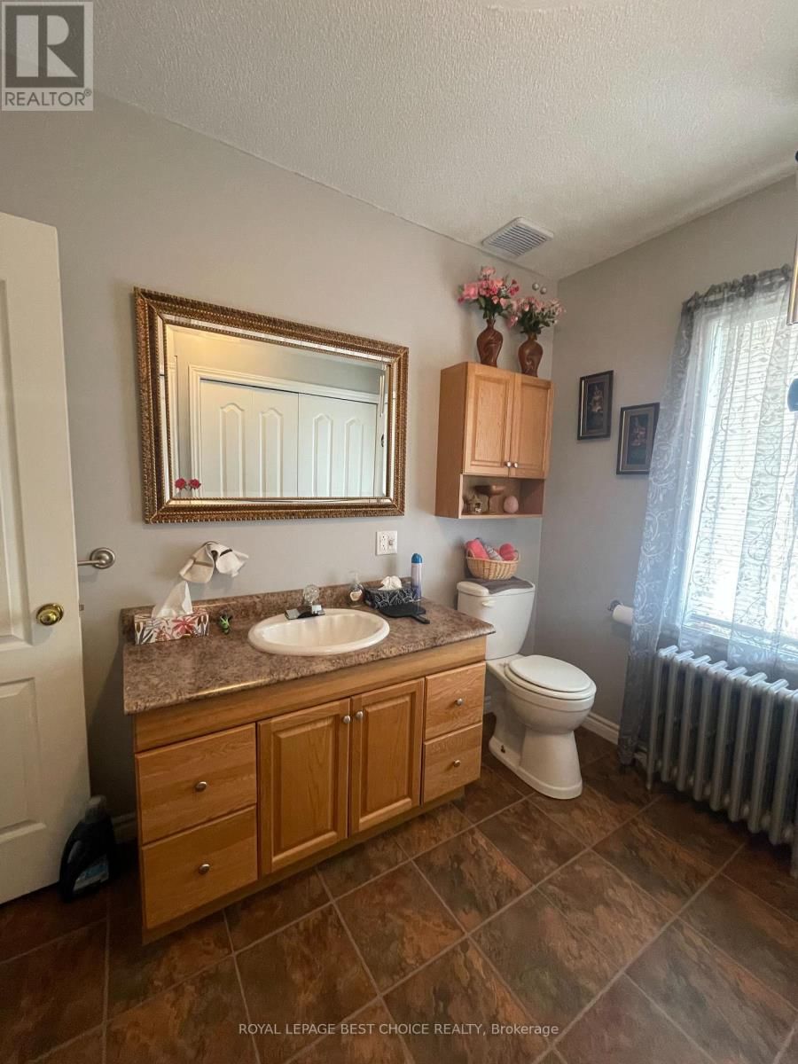 8 DIXON AVENUE Image 25