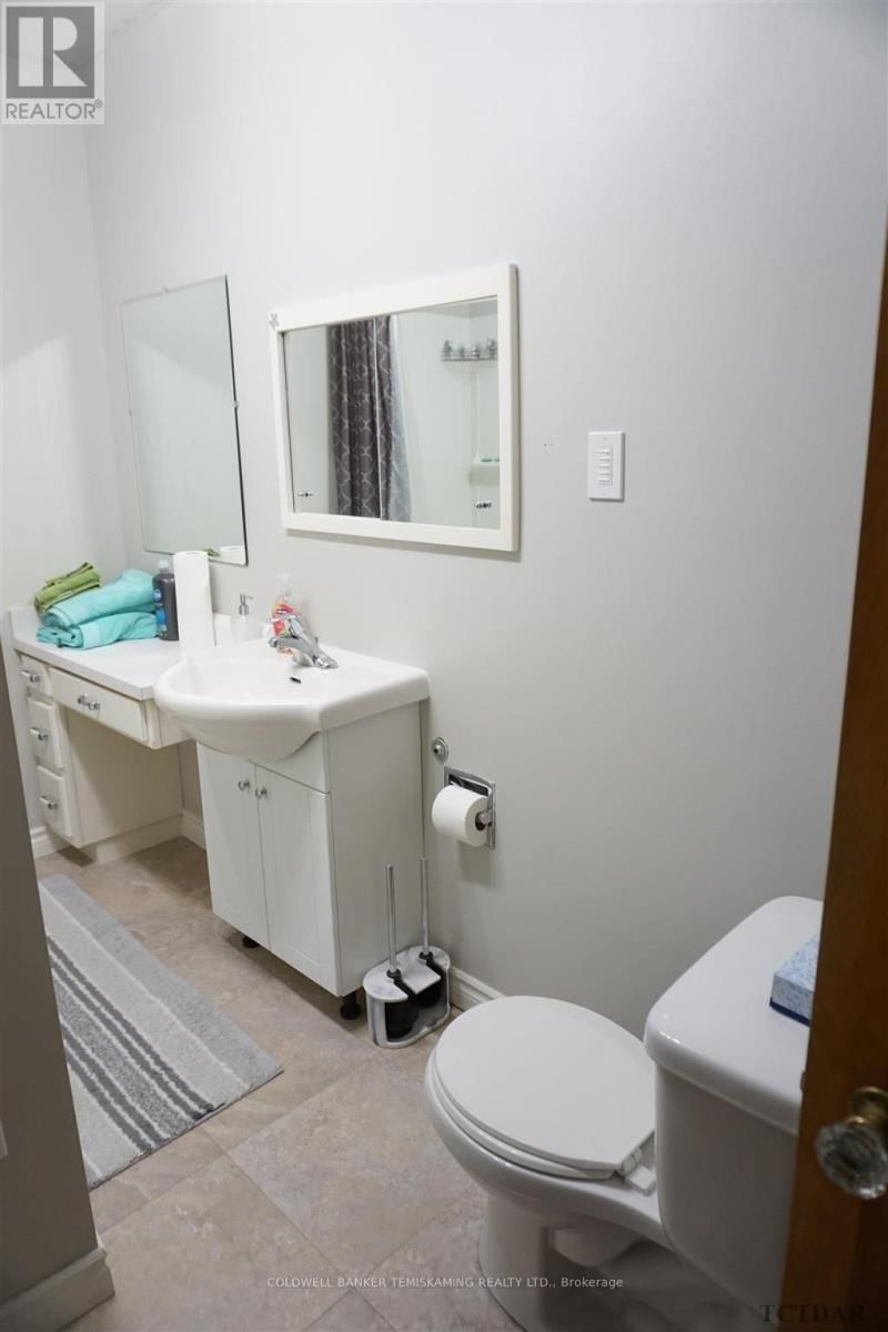 128 WHITEWOOD AVENUE WEST Image 32
