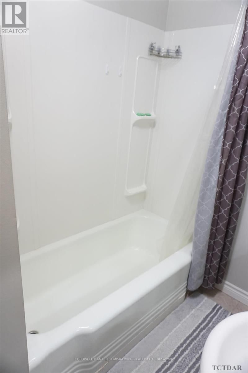 128 WHITEWOOD AVENUE WEST Image 33
