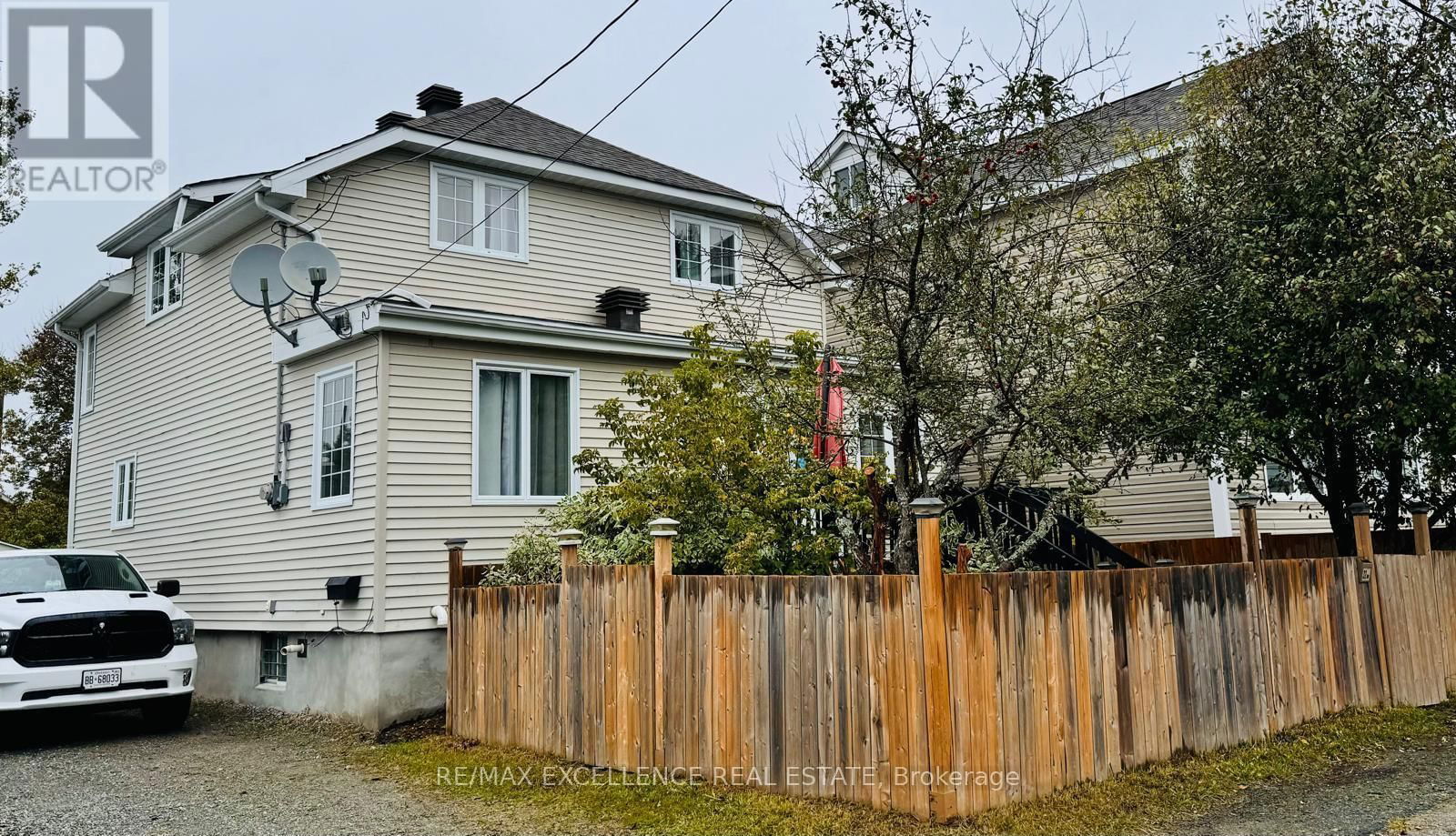 32 RAND AVENUE W Image 1