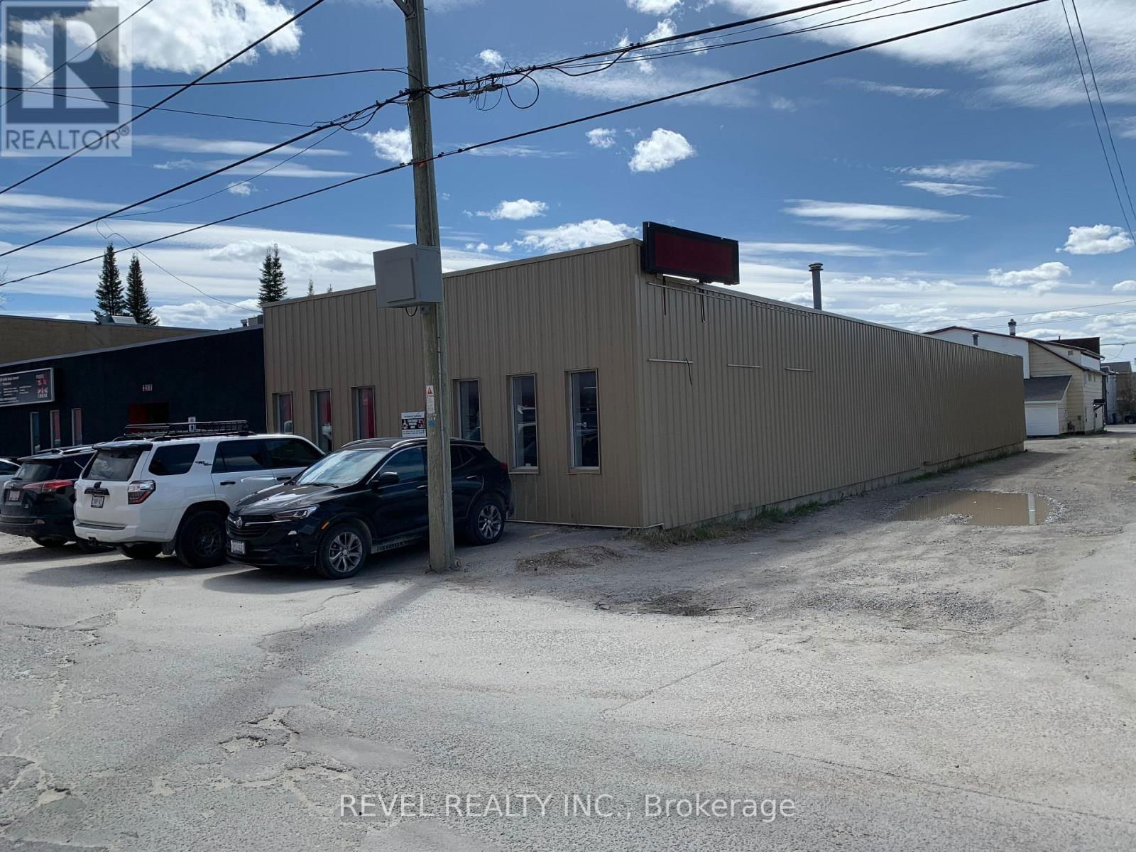 225 SPRUCE STREET SOUTH Image 1