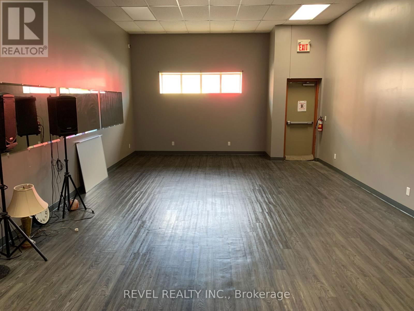 225 SPRUCE STREET SOUTH Image 12