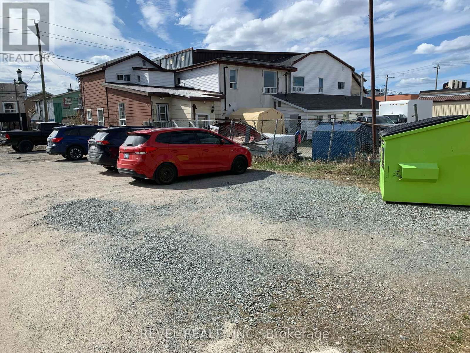 225 SPRUCE STREET SOUTH Image 19