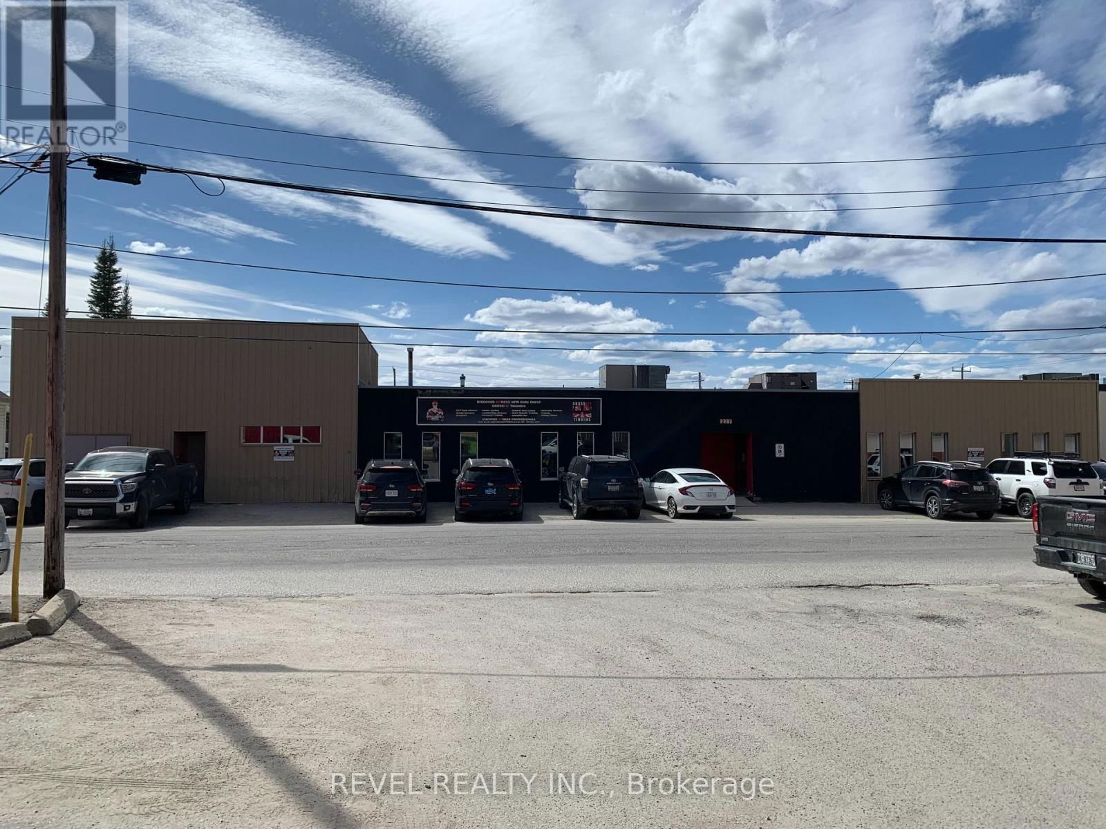 225 SPRUCE STREET SOUTH Image 2