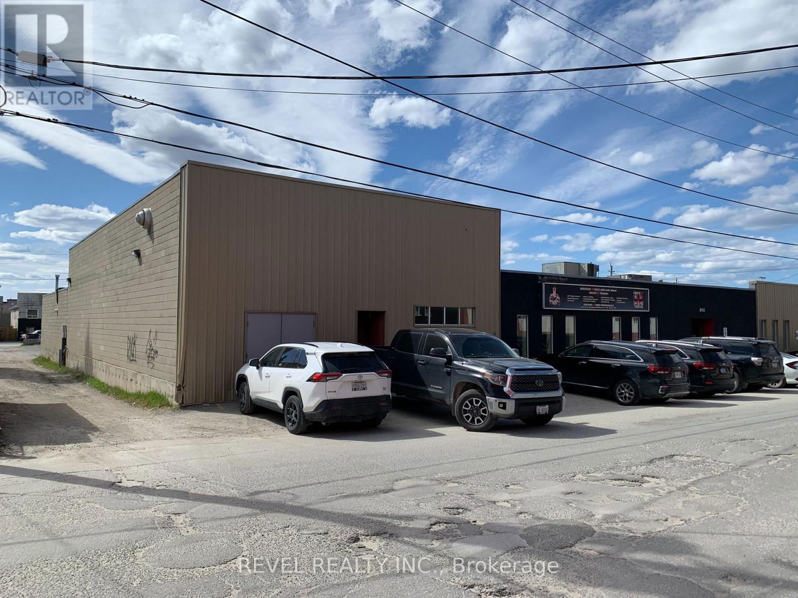 225 SPRUCE STREET SOUTH Image 3