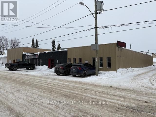 225 SPRUCE STREET SOUTH Image 4