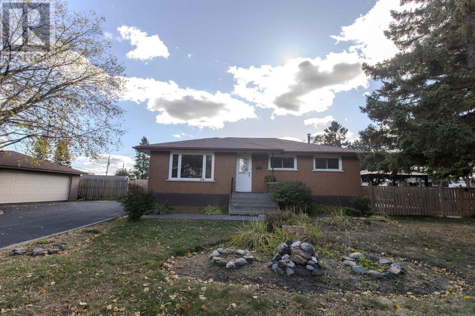 430 Westbury CRES Image 4