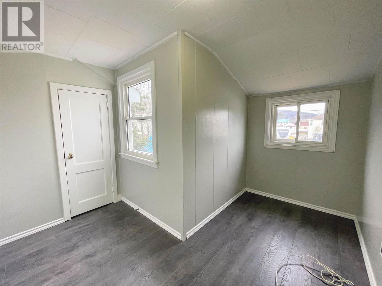 24 STEVENS AVE Image 16