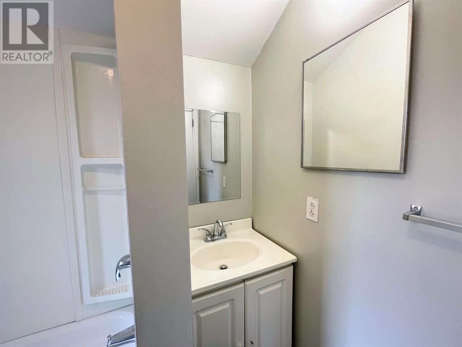 24 STEVENS AVE Image 18