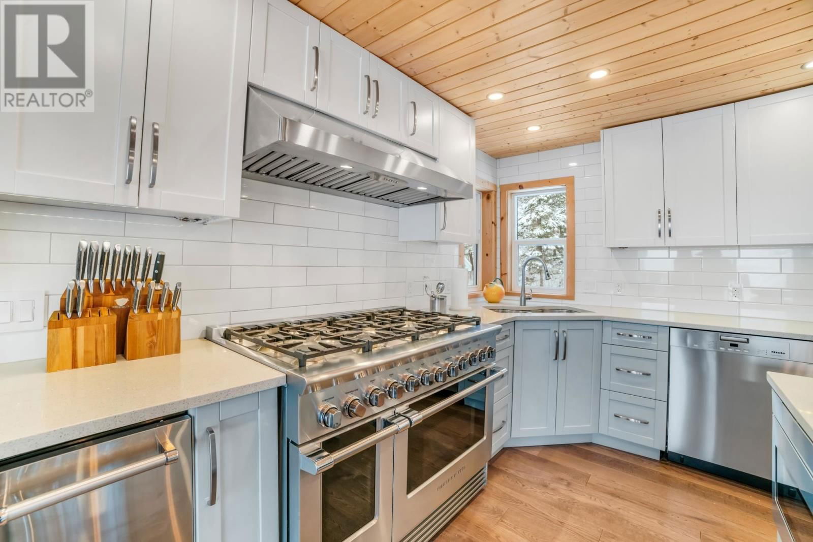 65 POPLAR BAY RD Image 13