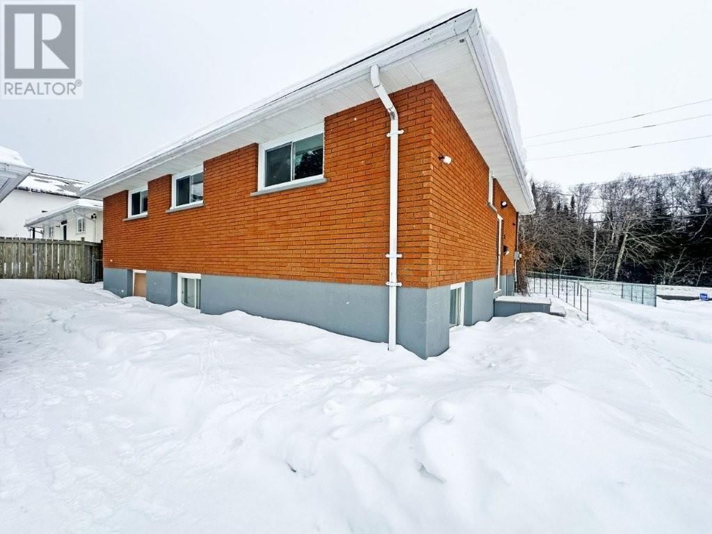 703 Hodder Ave Thunder Bay, Ontario