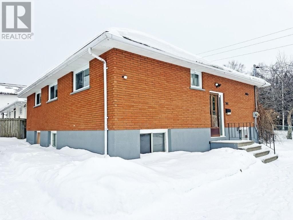 703 Hodder Ave Thunder Bay, Ontario