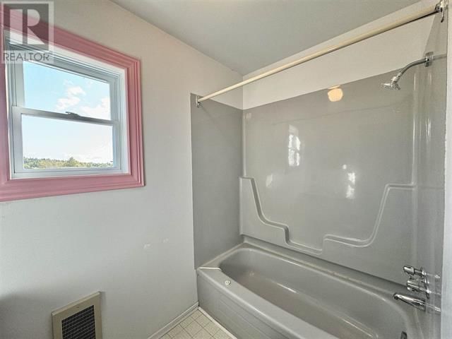 34 LAVERENDRYE CRES Image 17