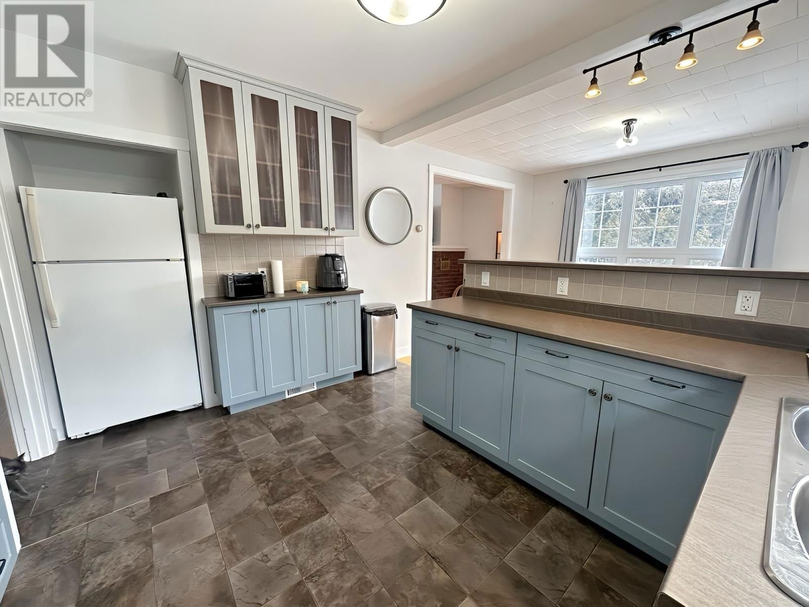 102 PARK DR Image 3