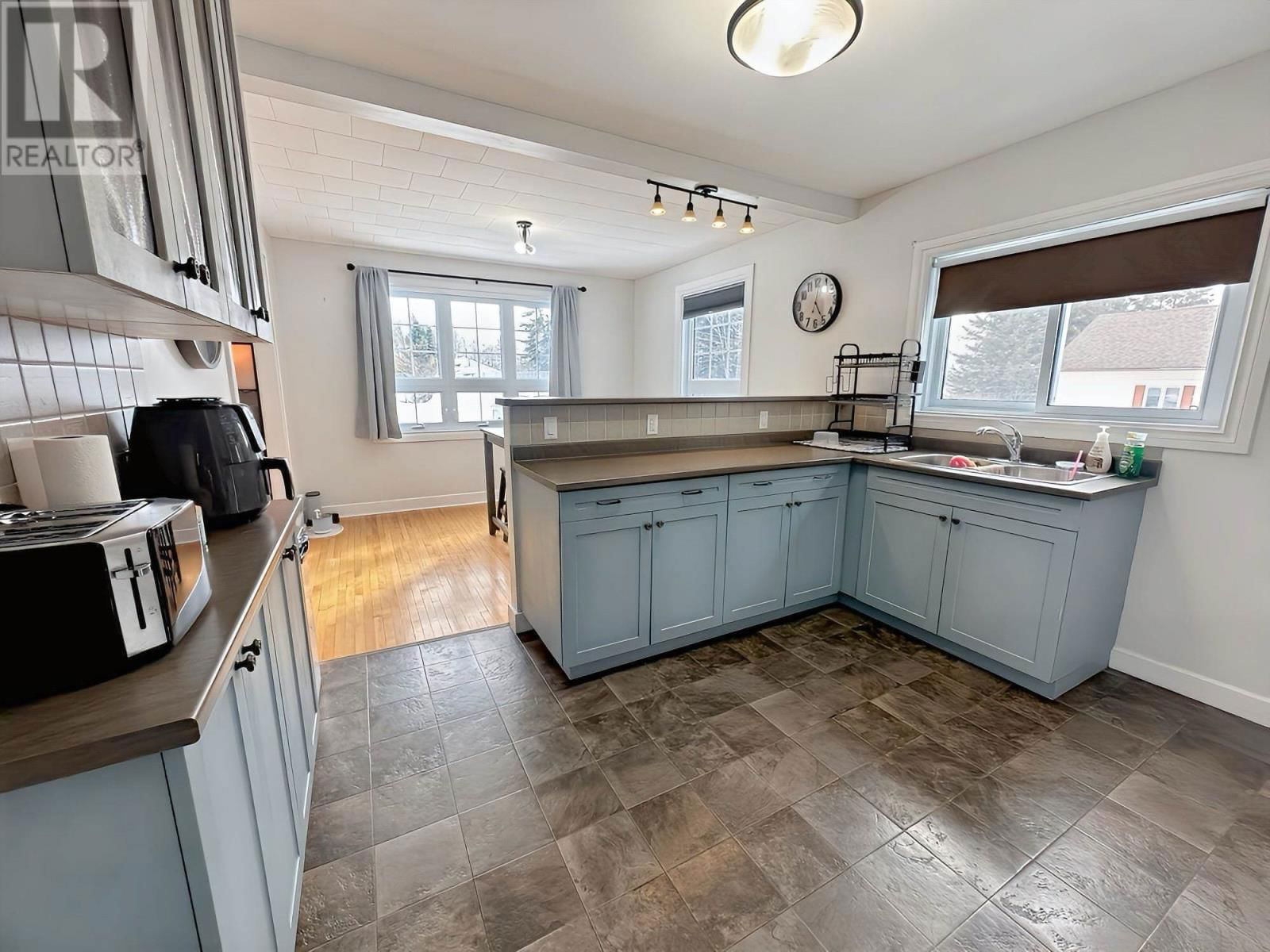102 PARK DR Image 4