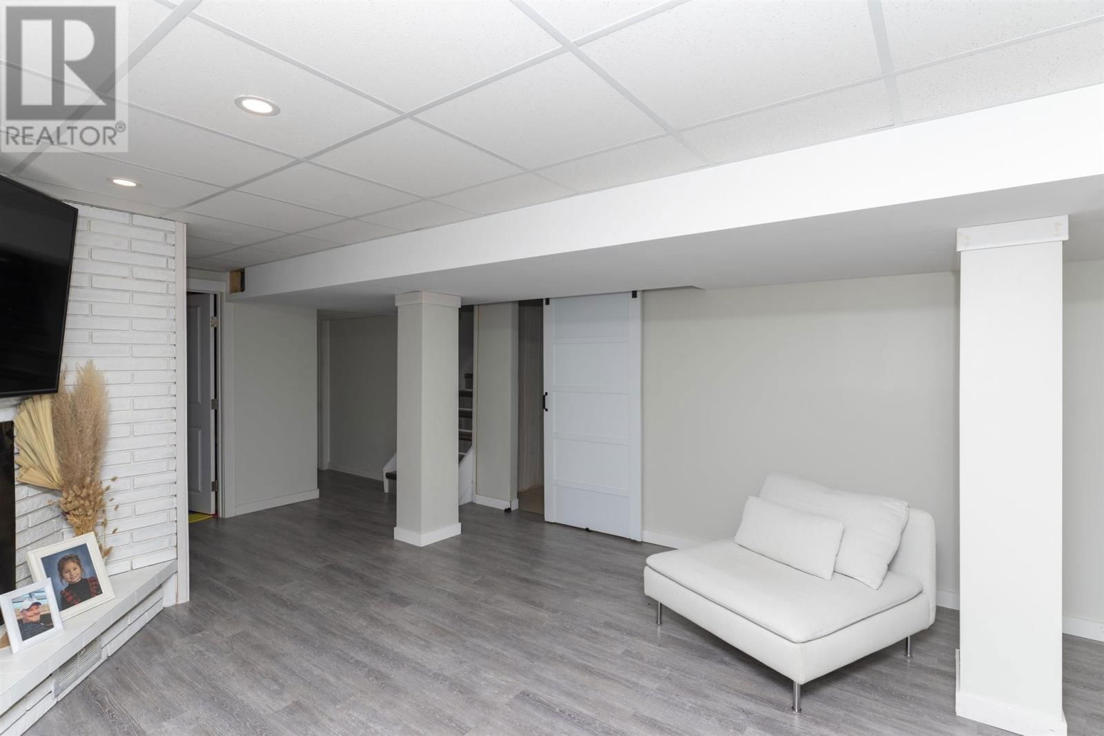 439 WESTBURY CRES Image 30