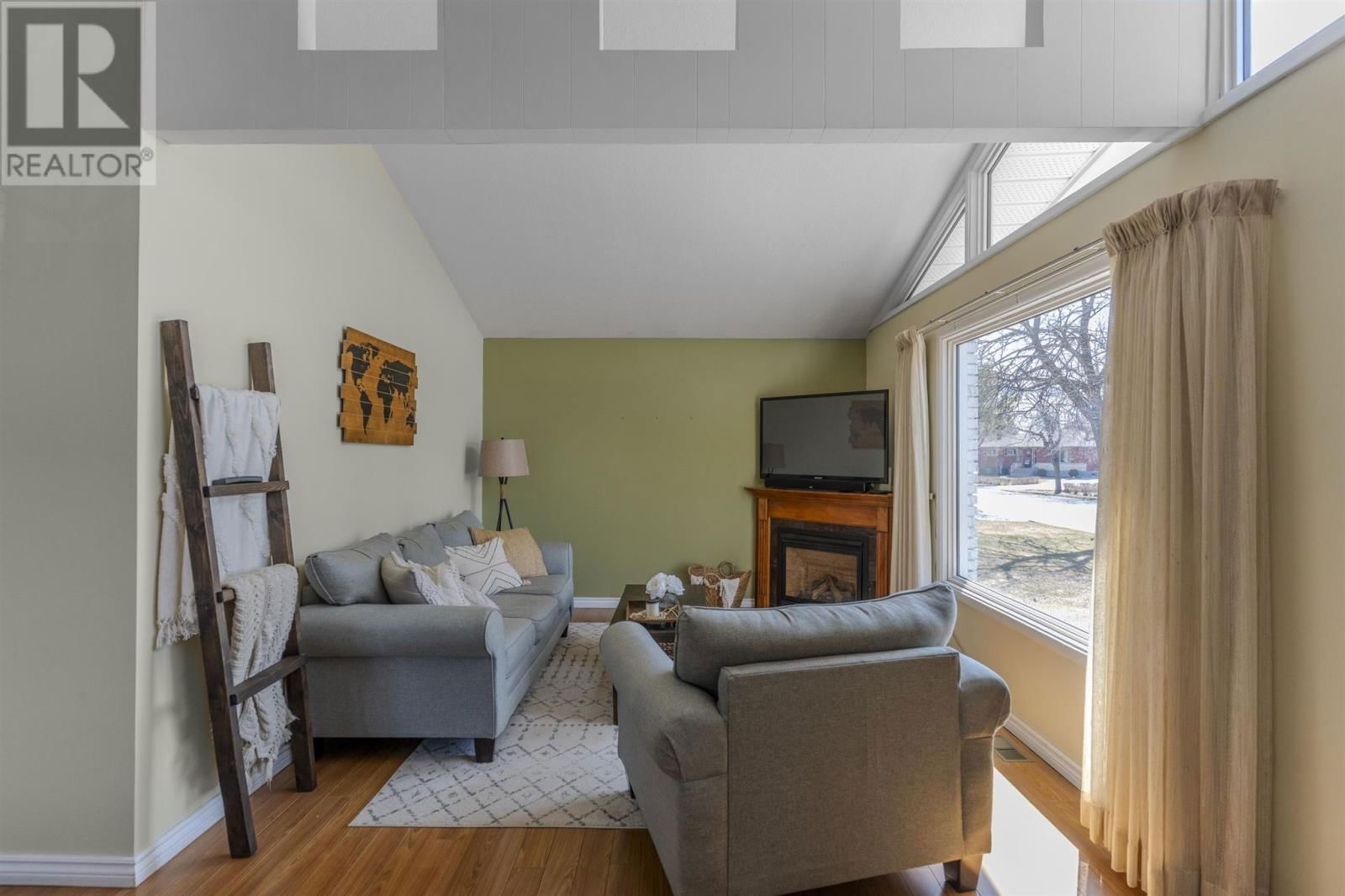 439 WESTBURY CRES Image 4