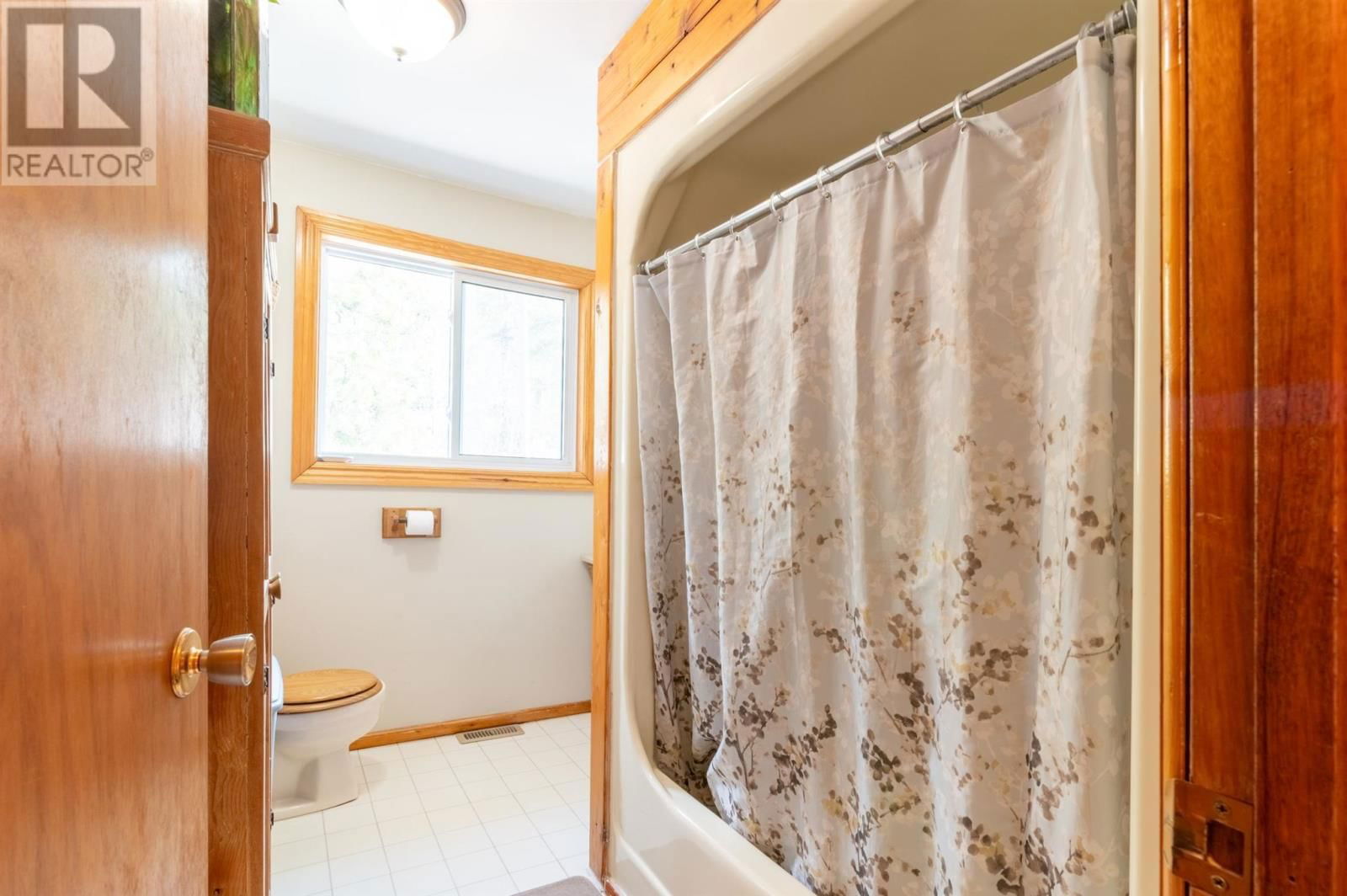 402 BIRCHGROVE RD Image 26