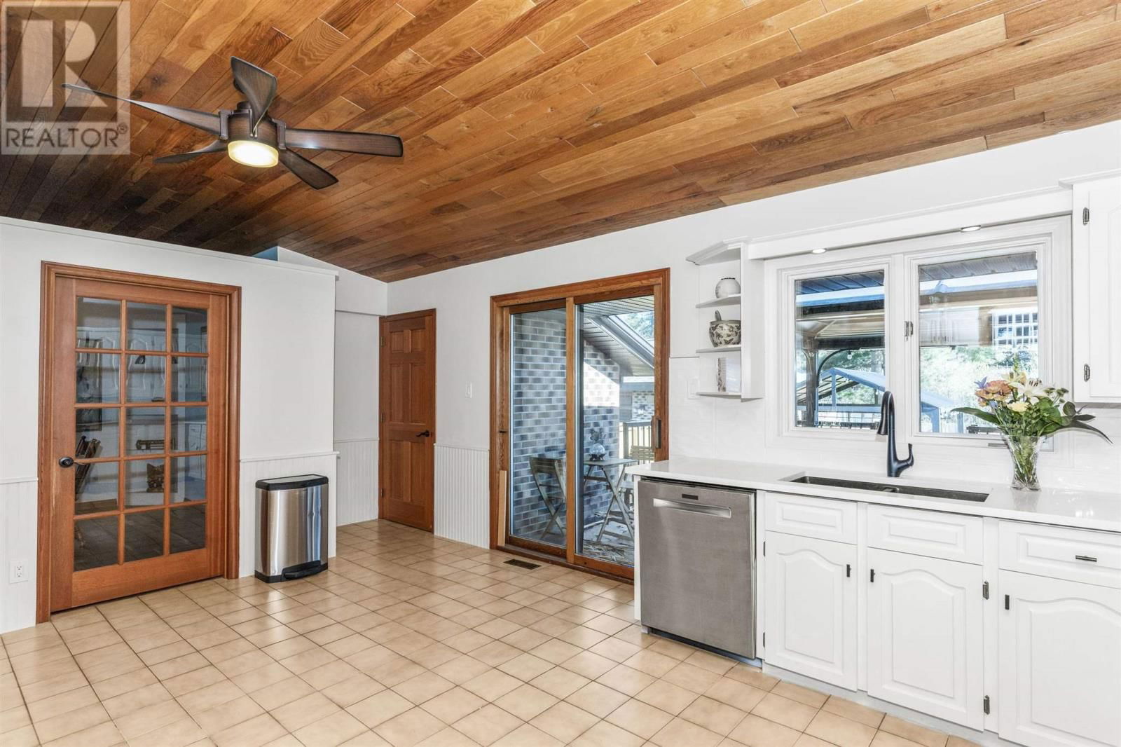 2300 FINCH ST Image 16