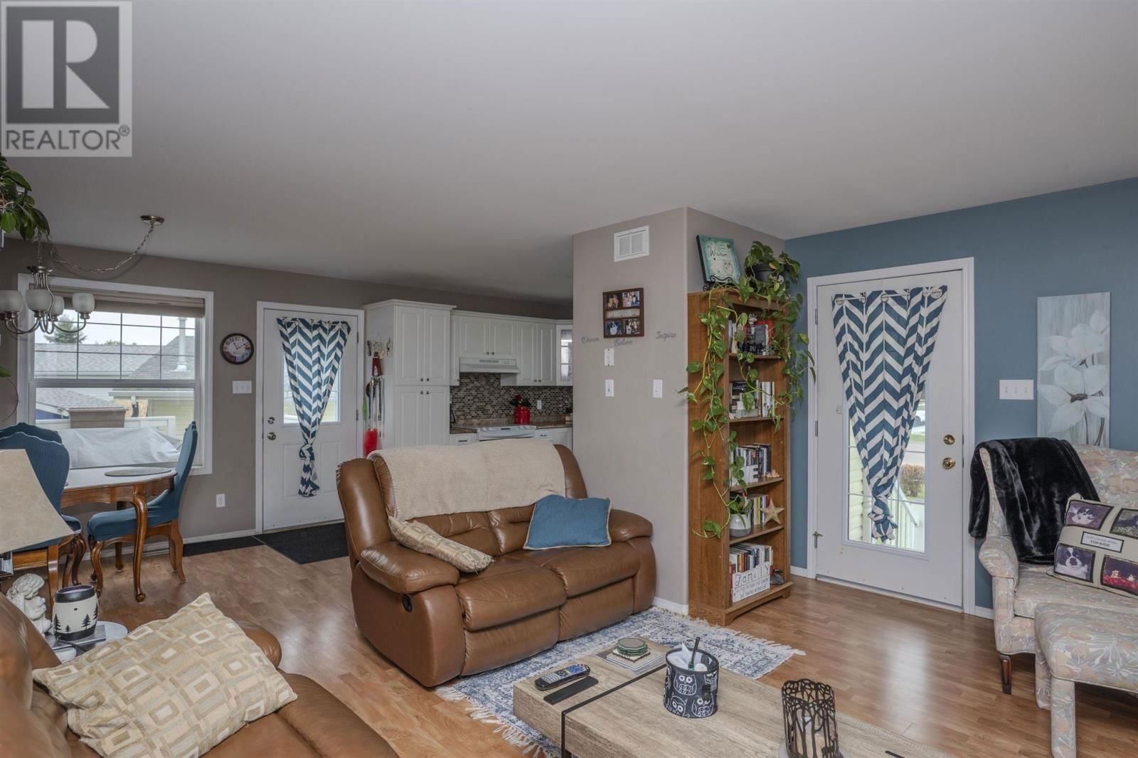 301 CARIBOU CRES Image 17