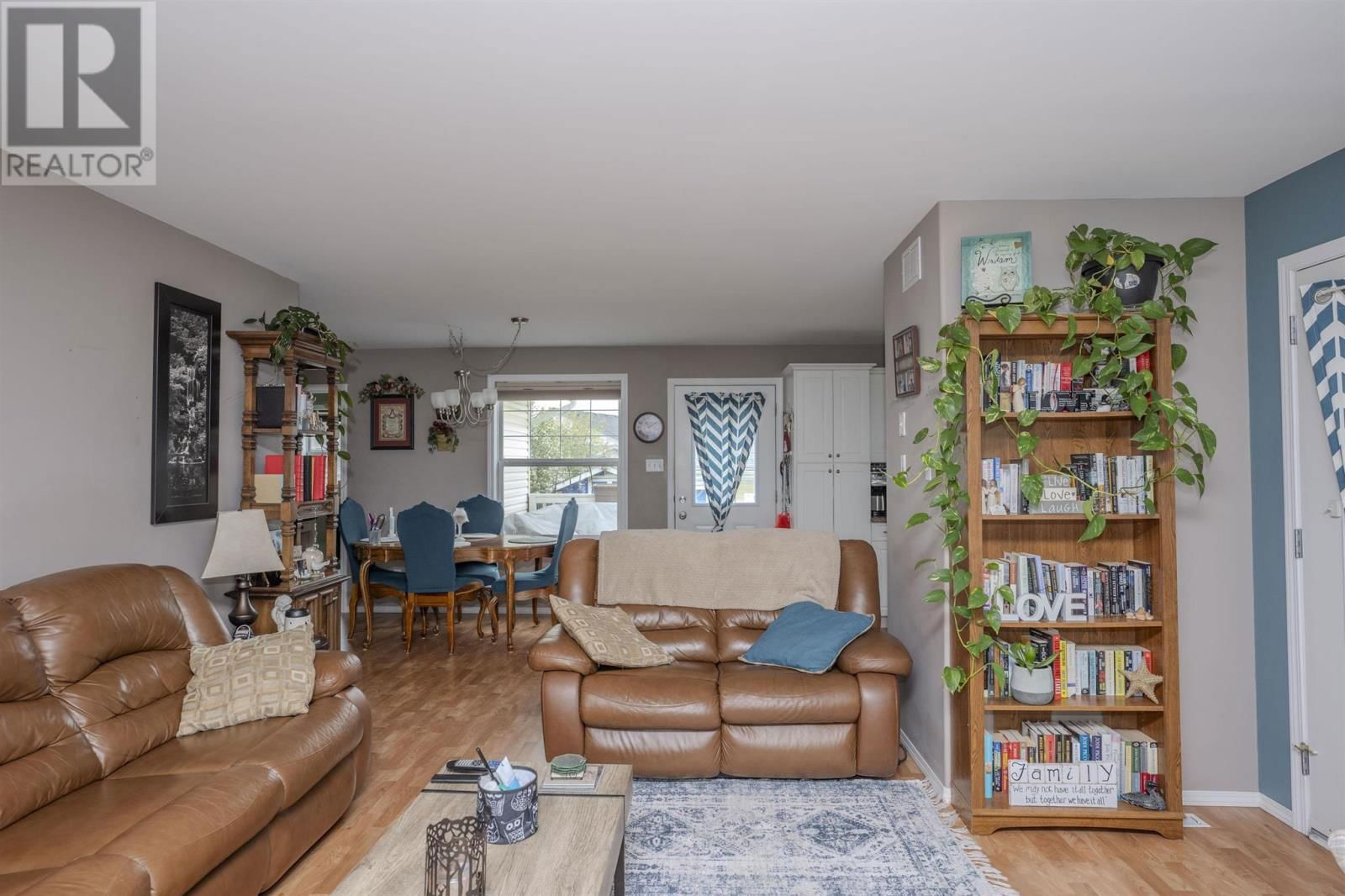 301 CARIBOU CRES Image 18