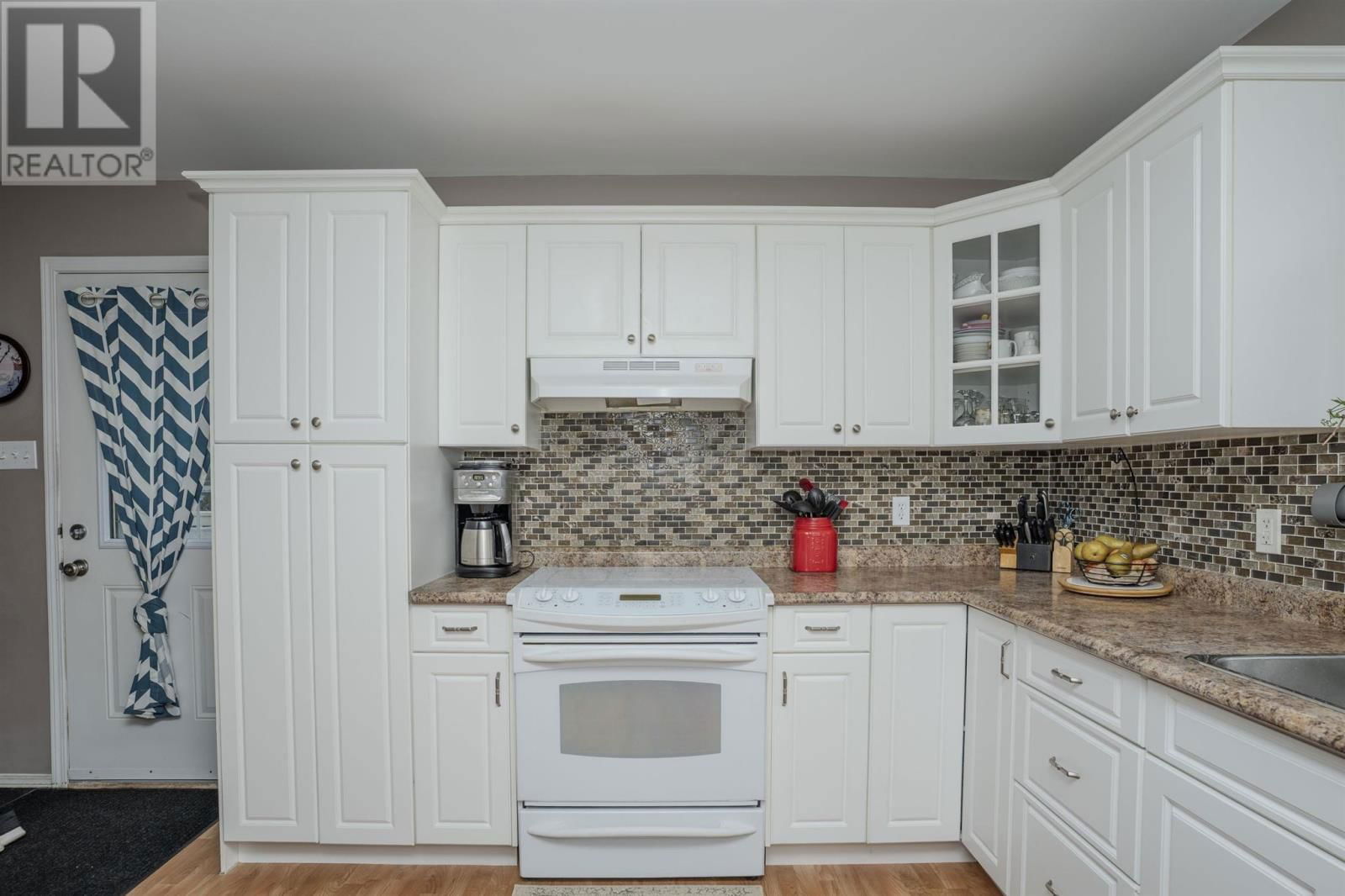 301 CARIBOU CRES Image 24